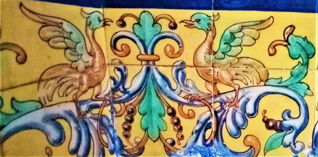 Decoración de aves en frisos de azulejos