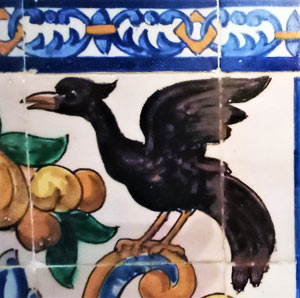 Detalle de decoración de aves en frisos de azulejos