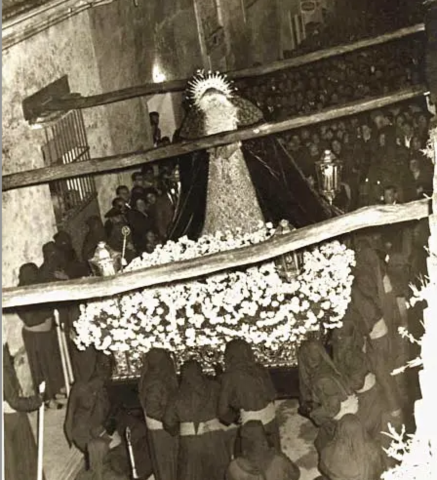 Virgen de los Dolores, a su paso por el número 27 de la calle Lechería o Cervantes